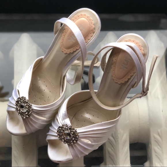 Bridal/Prom peep-toe satin heels! - Picture 2 of 8